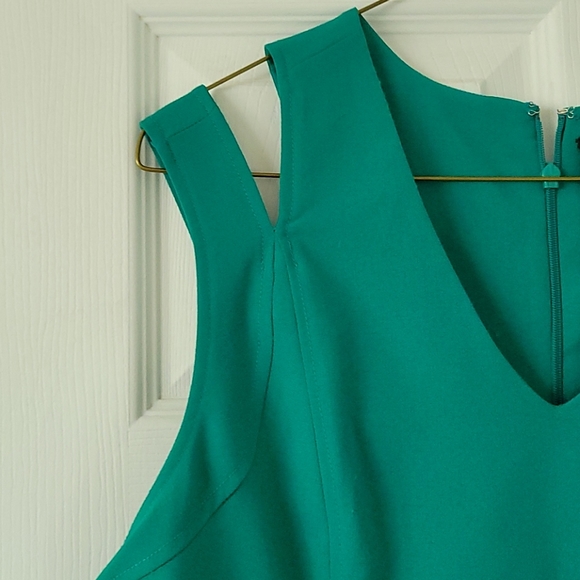Green dress, size 14 (40" bust) - Picture 2 of 3